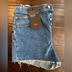 NWT Levi’s Ribcage Denim Short - Charles Erosion size 32 , new with tags
